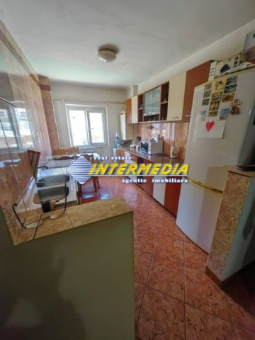 de-vanzare-apartament-3-camere-decomandat-etaj-1-cetate-zona-mercur-2