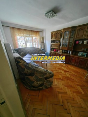 de-vanzare-apartament-3-camere-decomandat-etaj-1-cetate-zona-mercur-1