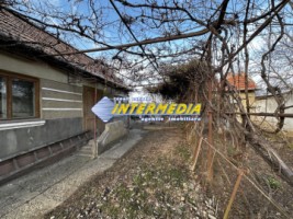 okazie-1242-mp-teren-intravilan-imprejmuit-la-asfalt-cu-toate-utilitatile-bransamente-casa-anexe-vechi-3