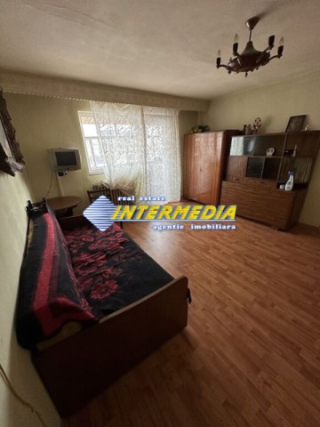 vand-apartament-situat-in-zona-cetate-piata-2-camere-2