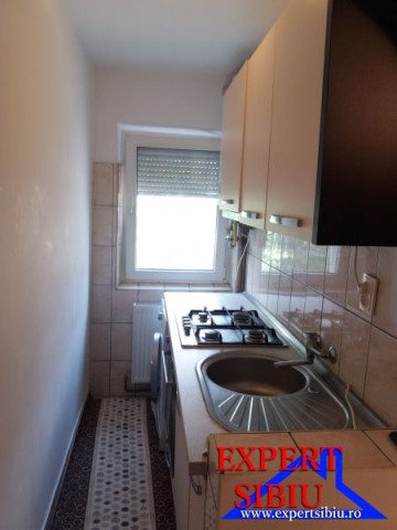 inchiriez-garsoniera-1-camera-renovatazona-broscarie-2