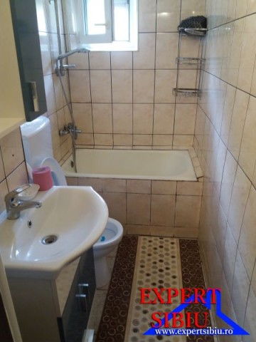 inchiriez-garsoniera-1-camera-renovatazona-broscarie-4