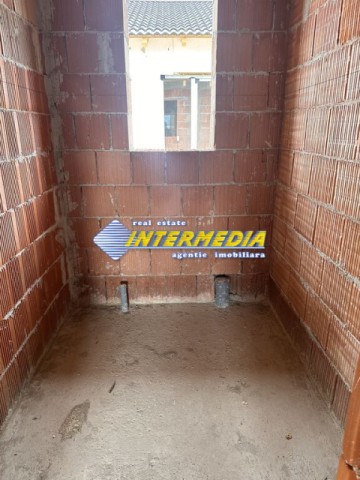 okazie-casa-noua-pe-un-nivel-la-rosu-cu-4-camere-380-mp-teren-si-toate-utilitatile-8