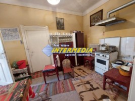 casa-de-vanzare-in-centru-pozitie-buna-7