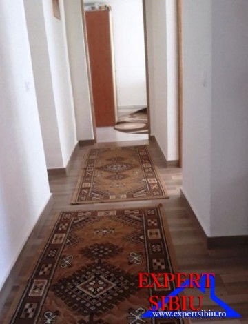 inchiriez-apartament-3-camere-decomandatrenovat-zona-selimbar-5