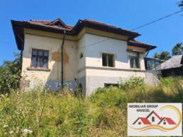 vanzare-casa-cu-4-camere-bucatarie-2-holuri-beci-cu-teren-de-10556-mp-pret-140000-euro-negociabil-0