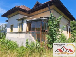 vanzare-casa-cu-4-camere-bucatarie-2-holuri-beci-cu-teren-de-10556-mp-pret-140000-euro-negociabil-1