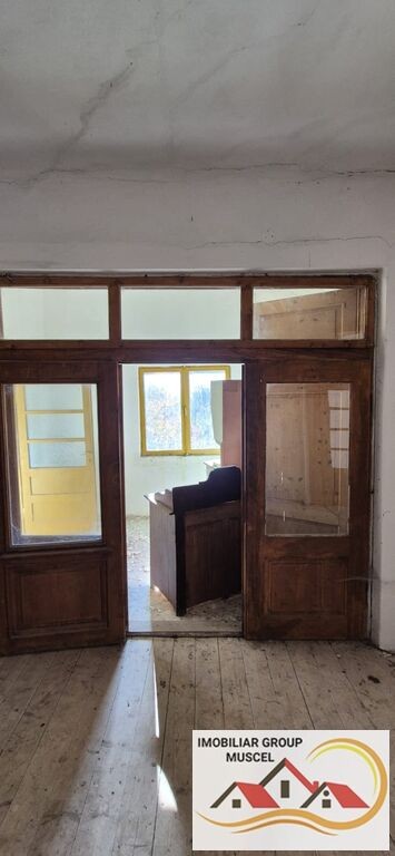 vanzare-casa-cu-4-camere-bucatarie-2-holuri-beci-cu-teren-de-10556-mp-pret-140000-euro-negociabil-5